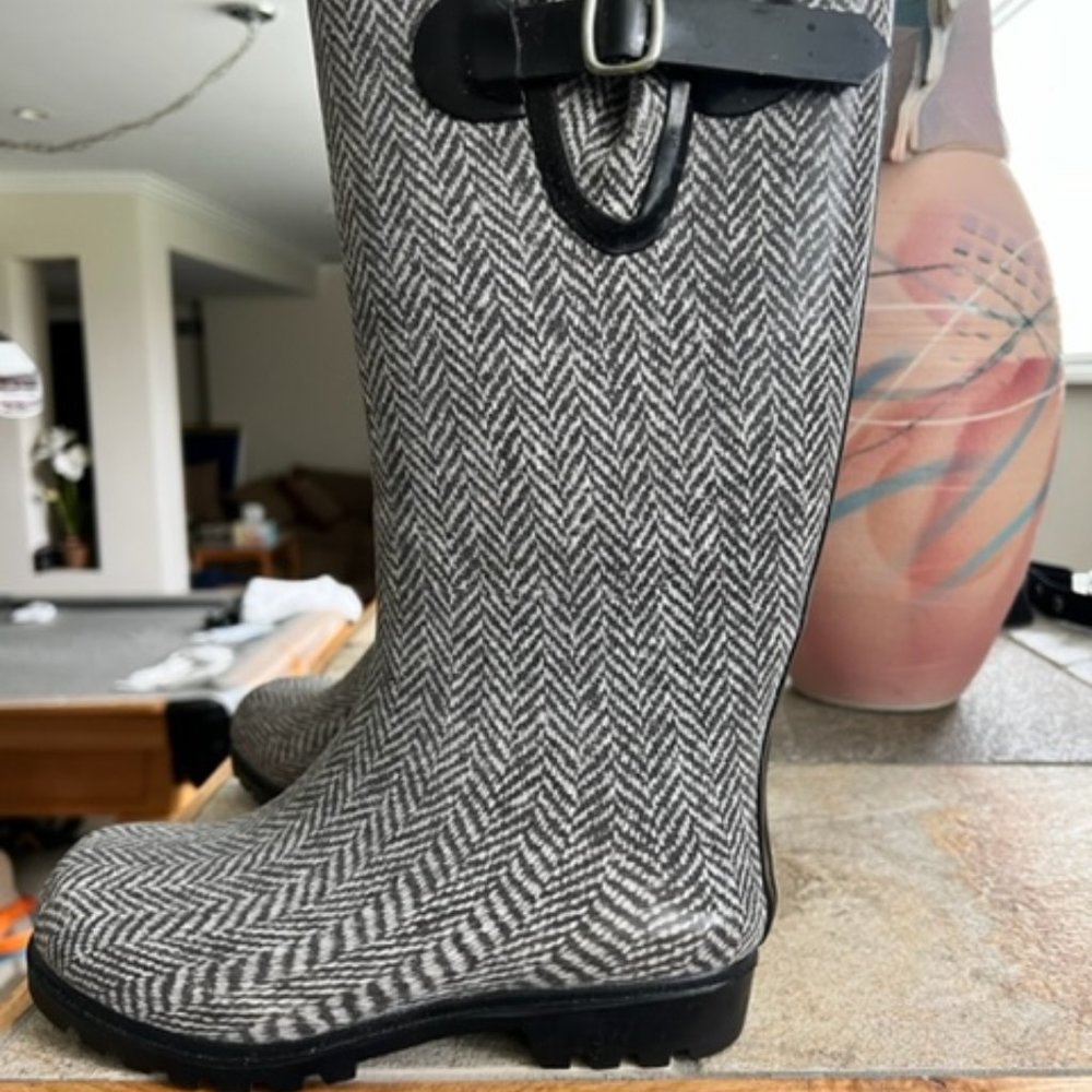 Nomad Rain Boots Size 6